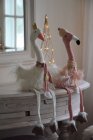 Mjukdjur flamingo med mssa, sittande