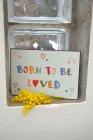 Metallskylt "Born to be loved"