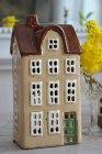 Hus Nyhavn beige med gr�n d�rr, Ib Laursen