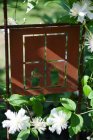 Skylt till armeringsnt, Fnster med blommor