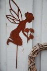 lva, Bernice, som plockar blommar