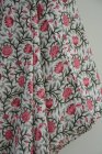 Sarong, "Rosa blommor vit botten"