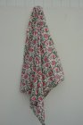 Sarong, "Rosa blommor vit botten"
