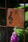 Skylt till armeringsn�t, Musik
