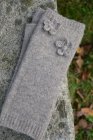 Vantar utan fingrar med blomdetalj