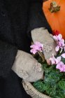 Vantar utan fingrar med blomdetalj