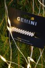 Hrsmycke med vita prlor, GEMINI