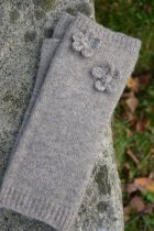 Vantar utan fingrar med blomdetalj