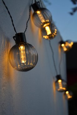 Ljusslinga ute/inne r�kf�rgade glober