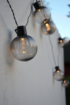 Ljusslinga ute/inne r�kf�rgade glober