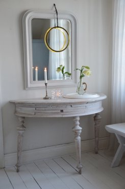 Guldfrgad ring med svart upphnge