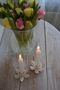 Ljusstake "P�sklilja" creme