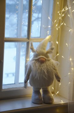 Tomte vit med horn p luvan