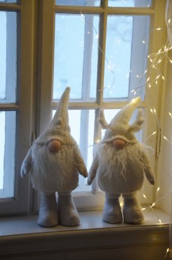 Tomte vit med horn p luvan