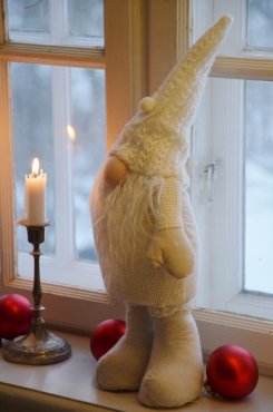 Tomte vit med hjrta p luvan