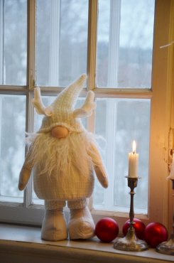 Tomte vit med horn p luvan