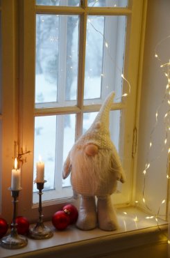 Tomte vit med hjrta p luvan