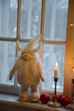 Tomte vit med horn p luvan