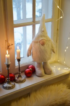 Tomte vit med hjrta p luvan