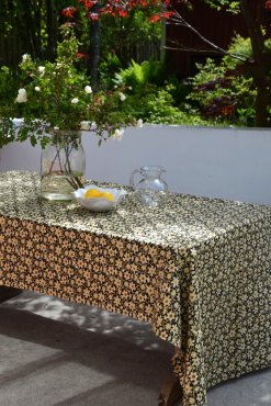 Duk Nadine svart, 150x300, Olsson & Jensen
