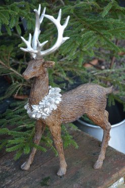 Hjort med blomsterkrans