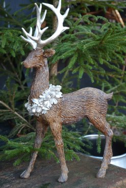 Hjort med blomsterkrans