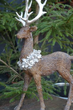 Hjort med blomsterkrans