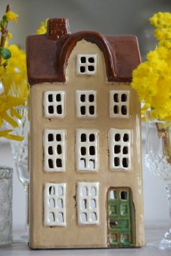 Hus Nyhavn beige med gr�n d�rr, Ib Laursen