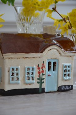 Hus med stockrosor, Ib Laursen