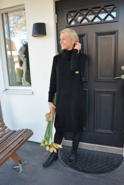 Klnning med polokrage svart, one size, Mix By Heart