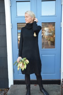 Klnning med polokrage svart, one size, Mix By Heart