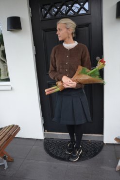 Kofta brun med blomsterknappar