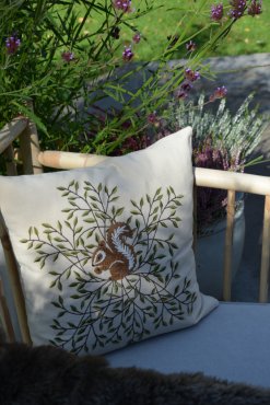 Kuddfodral broderad ekorre