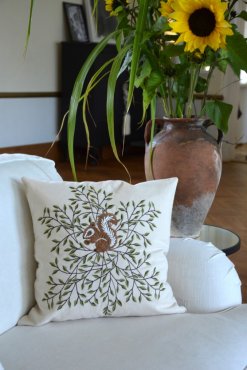 Kuddfodral broderad ekorre