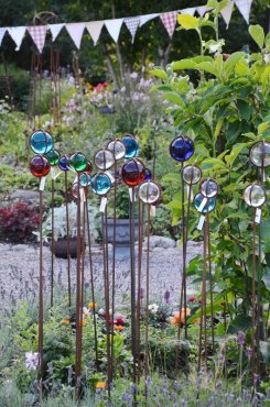 Glasklot p� pinne, m�rkbl�, 100 mm