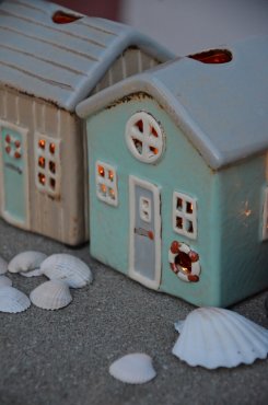 Keramikhus, turkos med gr drr, Ib Laursen