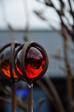 Glasklot p� pinne, r�d,-orange, 50 mm