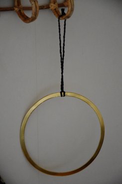 Guldfrgad ring med svart upphnge