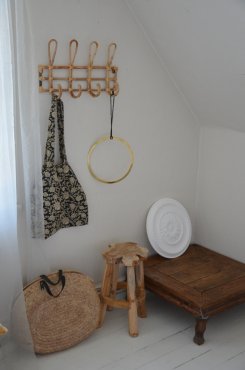 Guldfrgad ring med svart upphnge