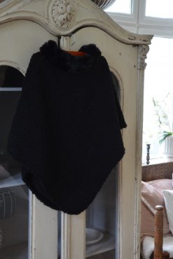 Teddyponcho svart