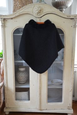 Teddyponcho svart