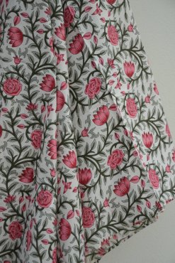 Sarong, "Rosa blommor vit botten"