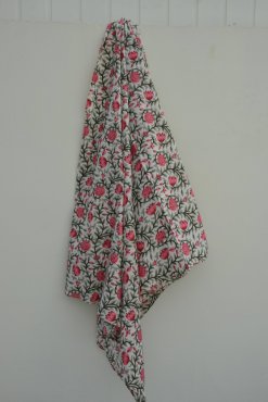 Sarong, "Rosa blommor vit botten"