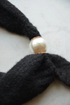 Miniscarf med p�rldetalj svart