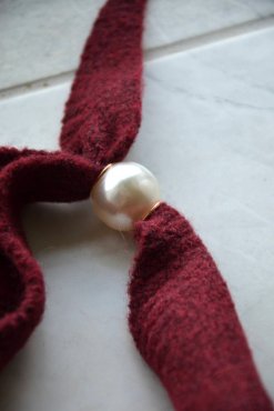 Miniscarf med p�rldetalj vinr�d