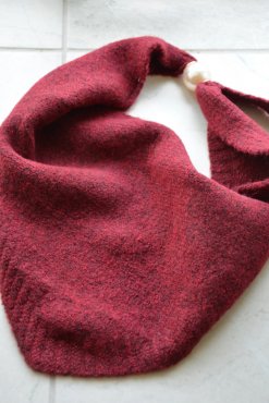 Miniscarf med p�rldetalj vinr�d