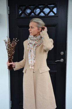 Sjal beige/vit med toffsar