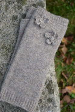 Vantar utan fingrar med blomdetalj