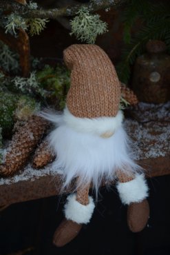 Tomte liten sittande brun