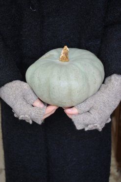 Vantar utan fingrar med blomdetalj